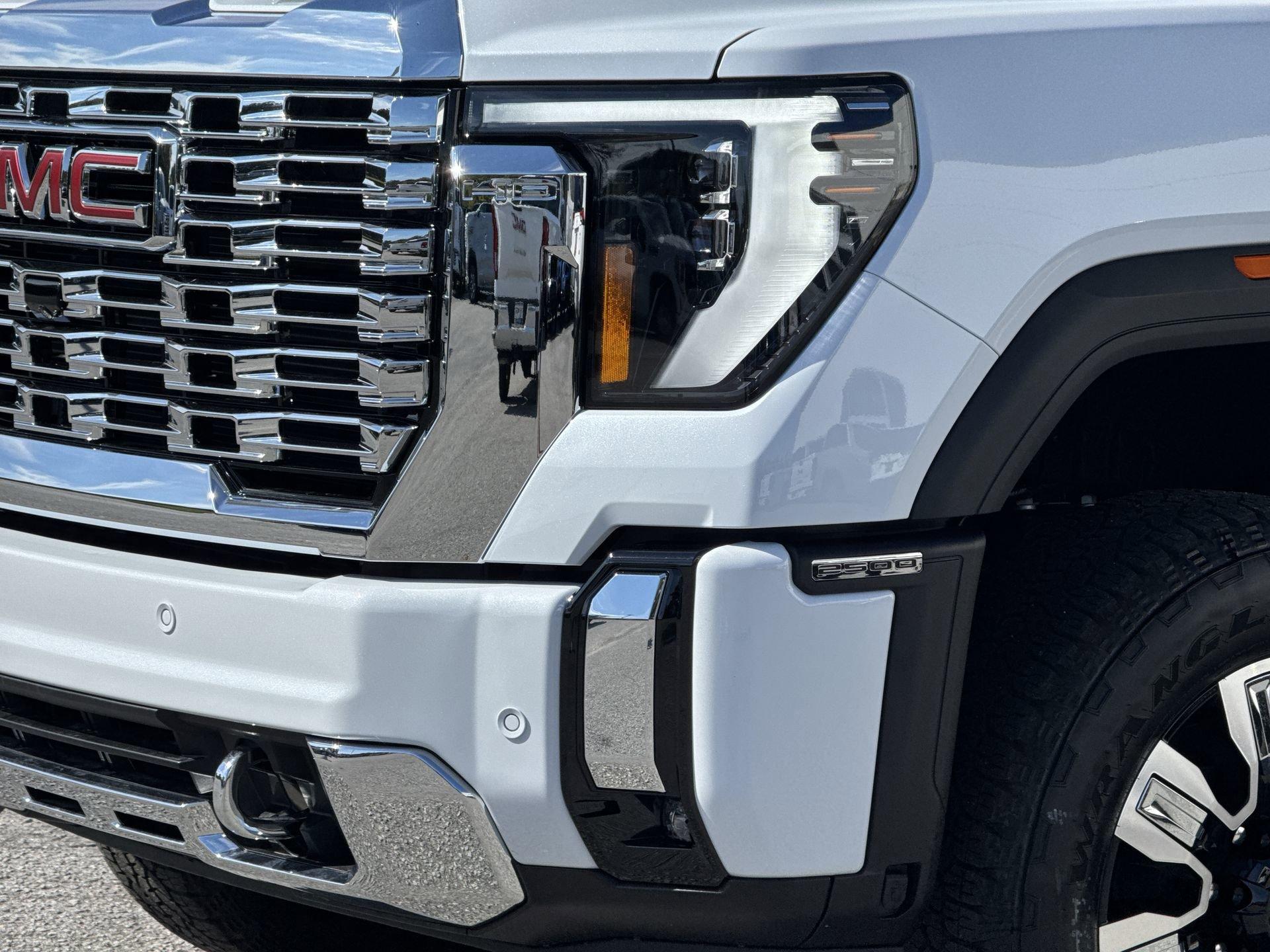 GMC Sierra 2500 Hd Denali Four Wheel Drive Crew Cab - Thumbnail 5