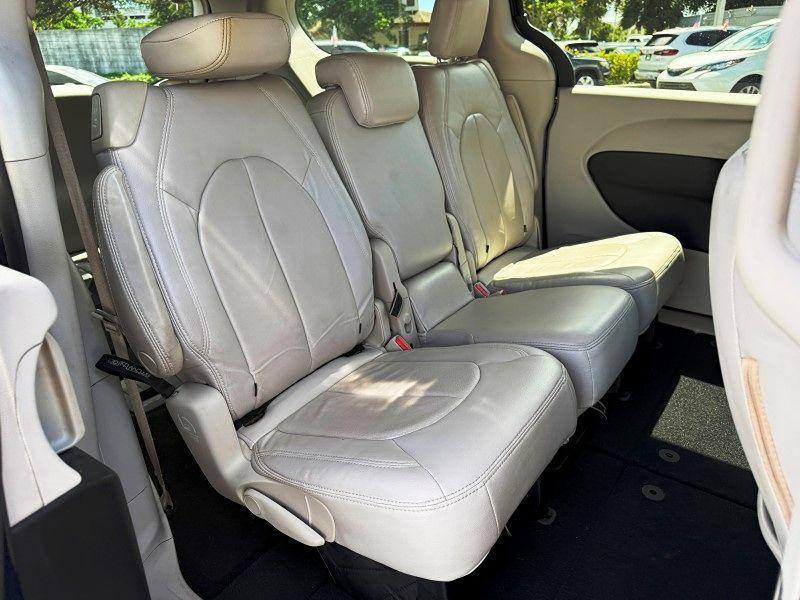 Chrysler Pacifica Touring - Thumbnail 16