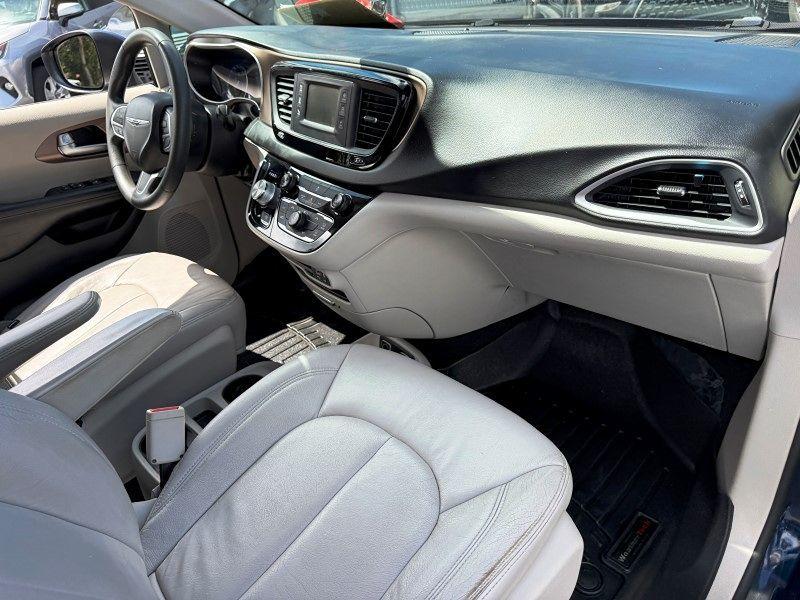 Chrysler Pacifica Touring - Thumbnail 18