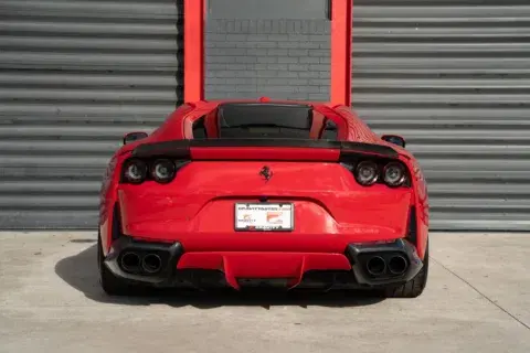 Ferrari 812 Superfast - Thumbnail 6