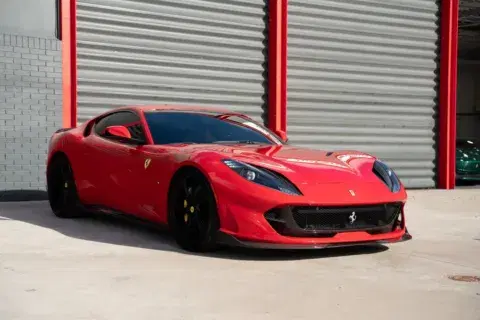 Ferrari 812 Superfast - Thumbnail 4