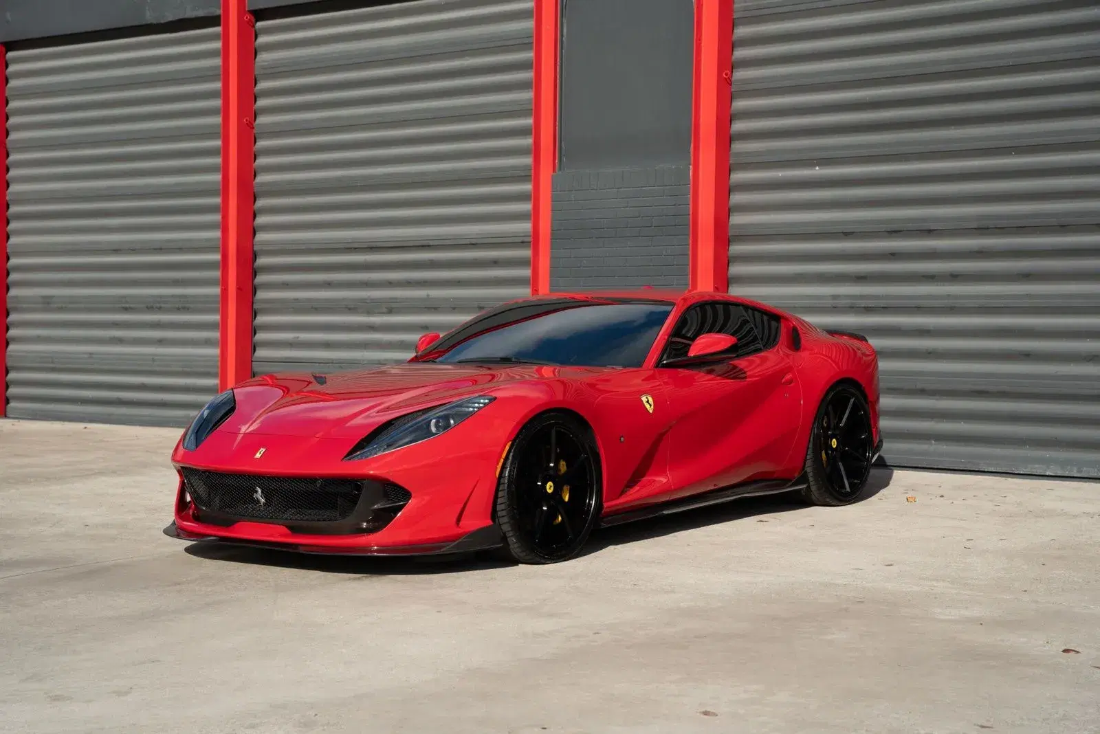 Ferrari 812 Superfast - Thumbnail 2