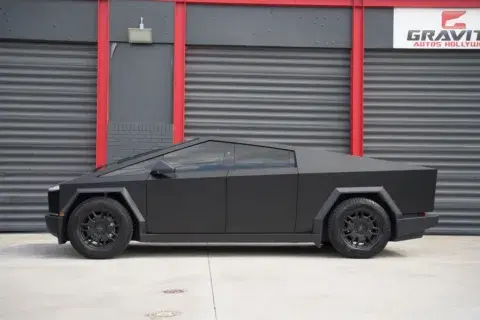 Tesla Cybertruck - Thumbnail 6