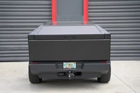 Tesla Cybertruck - Thumbnail 5