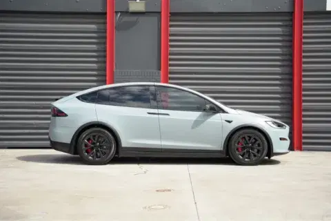 Tesla Model X Plaid - Thumbnail 4