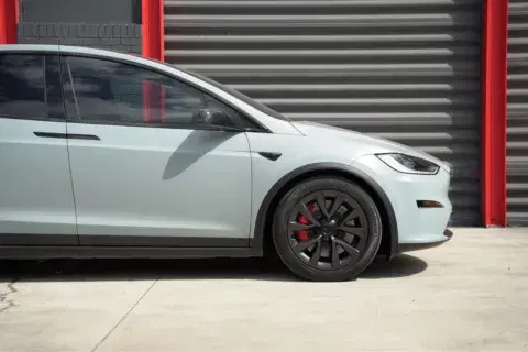Tesla Model X Plaid - Thumbnail 3