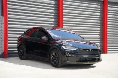 Tesla Model X Plaid - Thumbnail 3