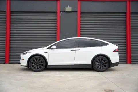 Tesla Model X - Thumbnail 3