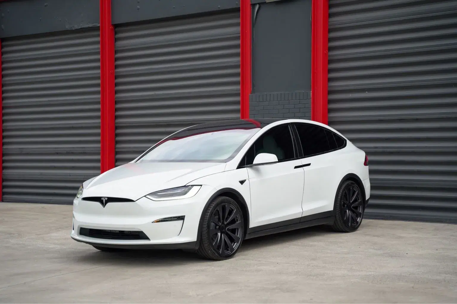 Tesla Model X - Thumbnail 2