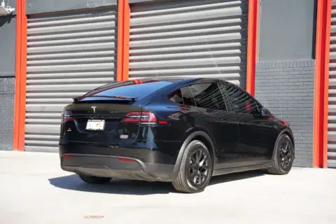 Tesla Model X Plaid - Thumbnail 6