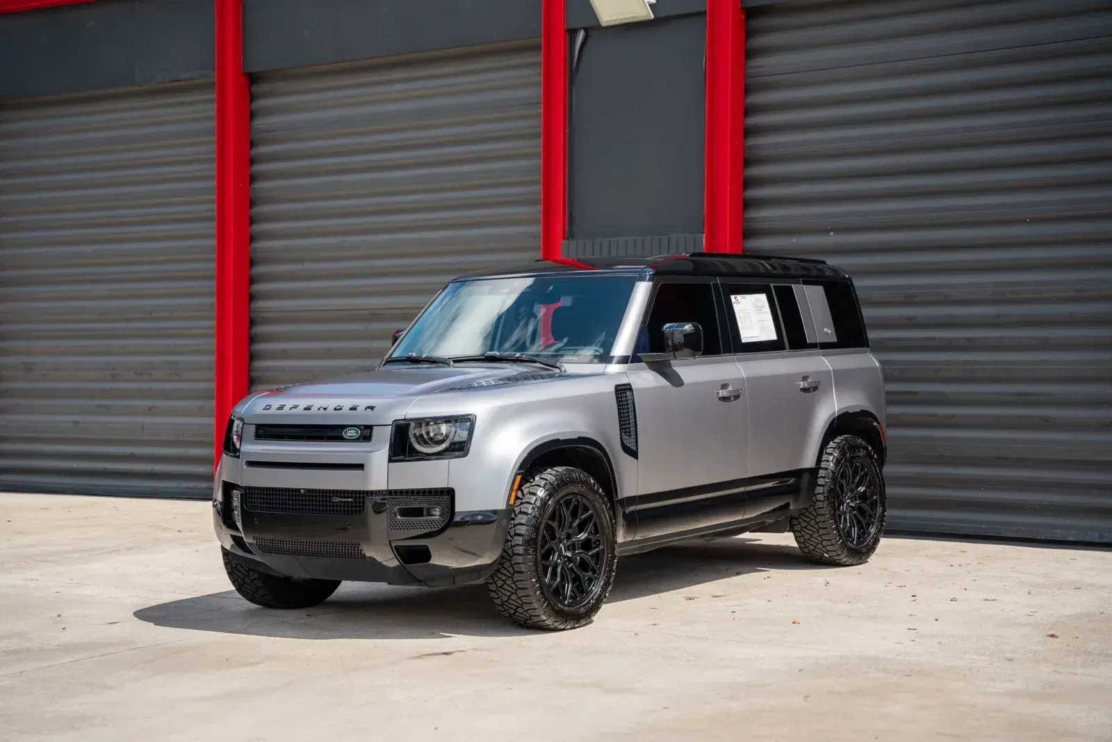 Land Rover Defender 110 X-Dynamic Se - View 1