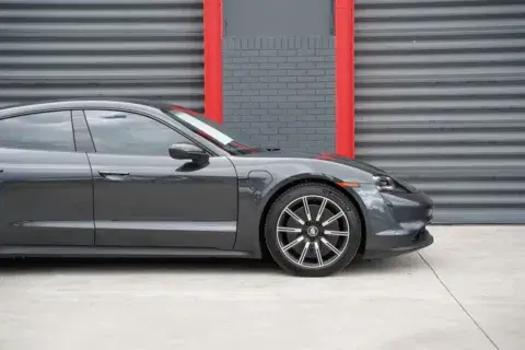 Porsche Taycan 4S - Thumbnail 3