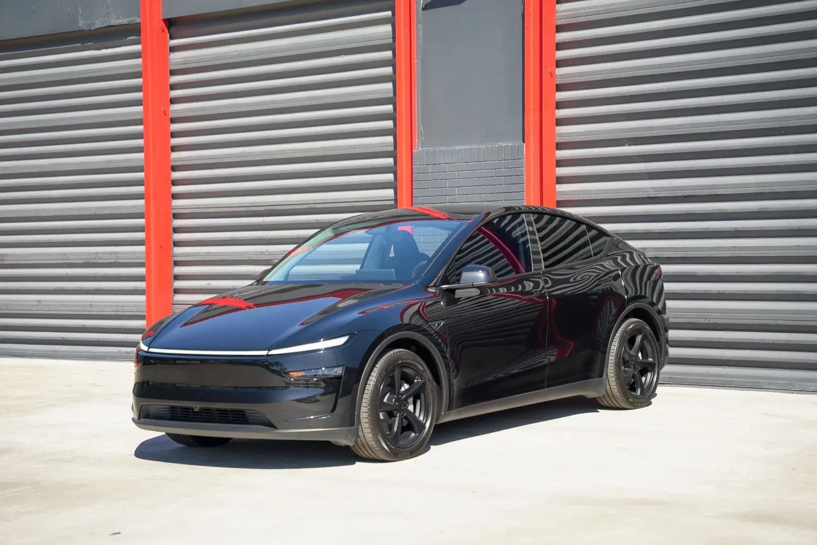 Tesla Model Y Long Range - Thumbnail 2