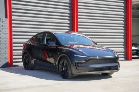 Tesla Model Y Long Range - Thumbnail 4