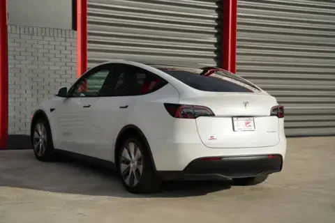Tesla Model Y Long Range - Thumbnail 6