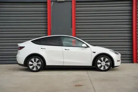 Tesla Model Y Long Range - Thumbnail 3