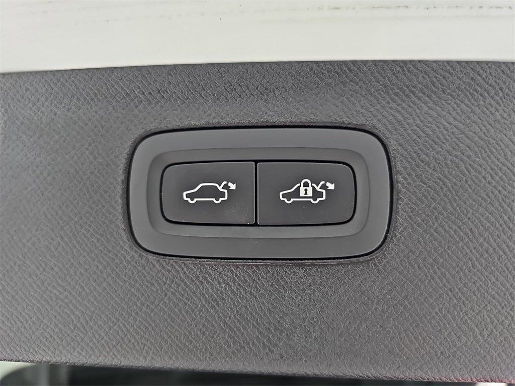 Volvo Xc90 T5 Momentum Awd 4D Sport Utility - Thumbnail 20