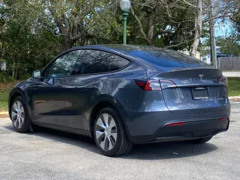 Tesla Model Y Long Range - Thumbnail 6
