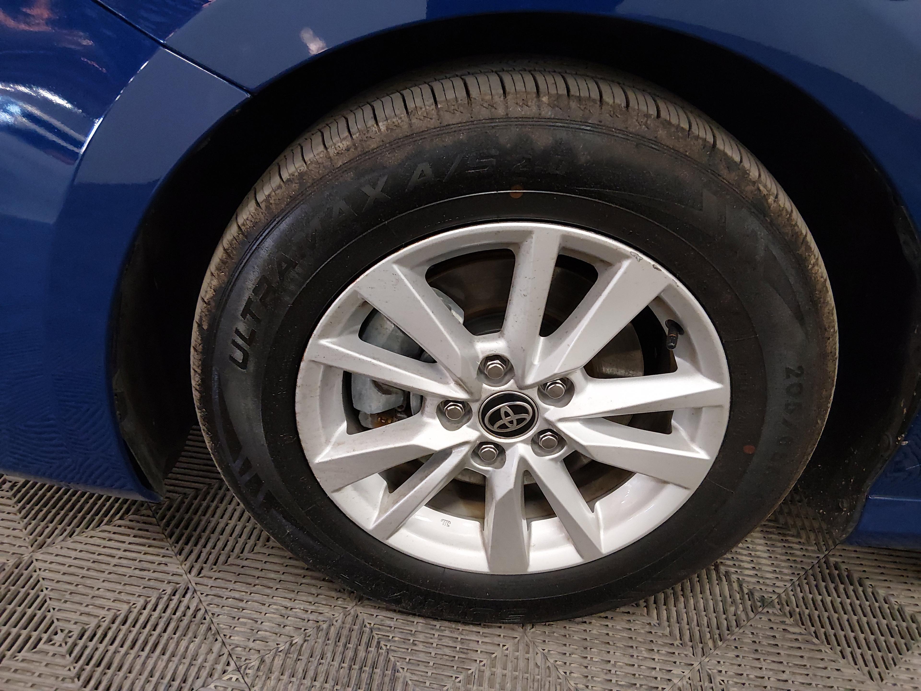 Toyota Camry Le - Thumbnail 10