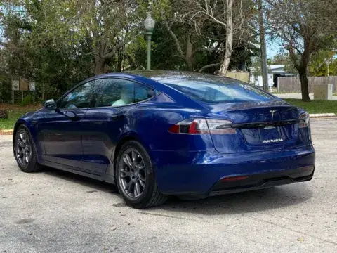 Tesla Model S - Thumbnail 6