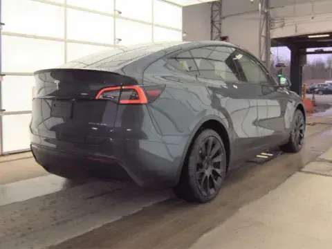 Tesla Model Y Long Range - Thumbnail 6