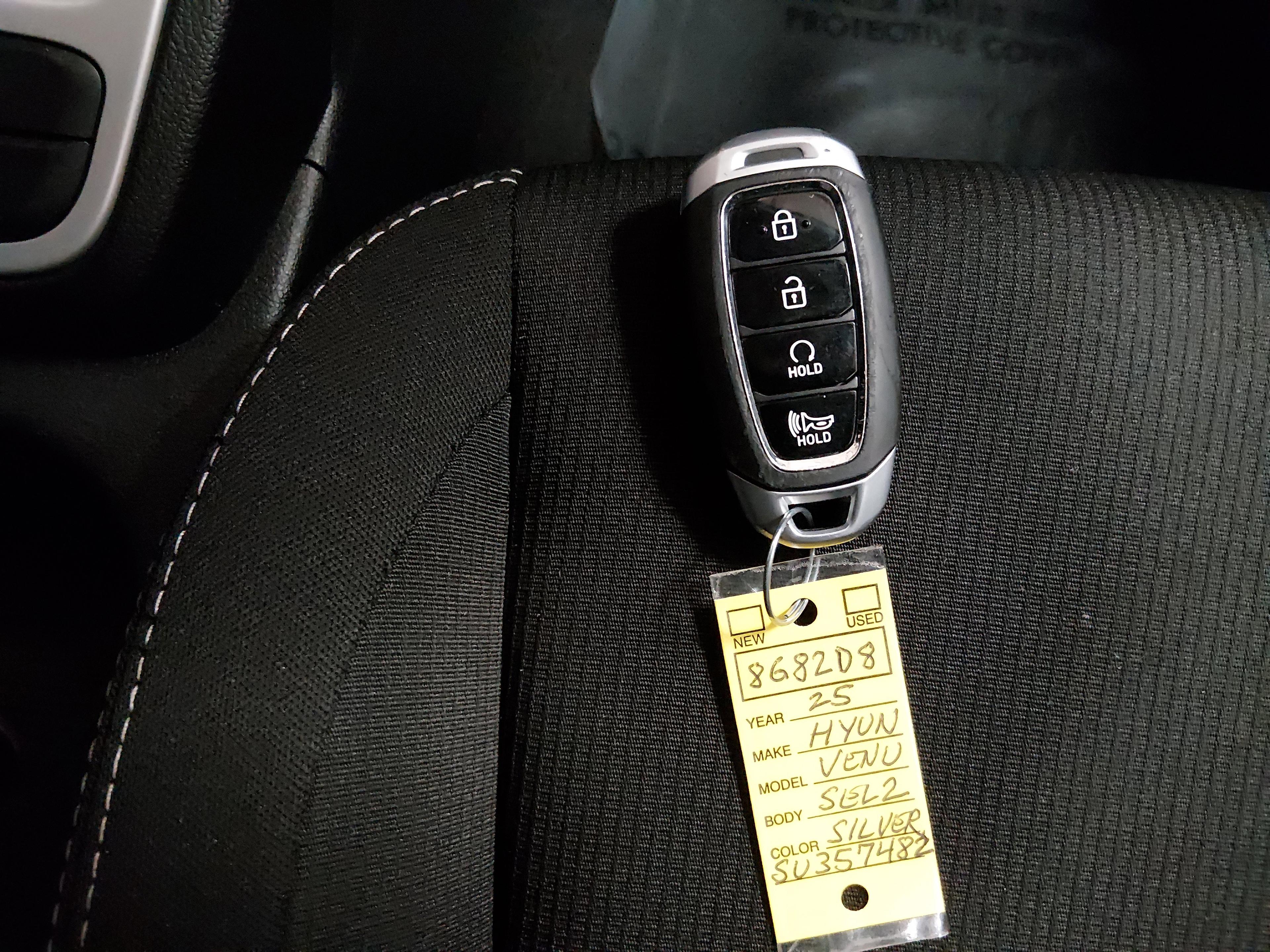 Hyundai Venue Sel Ivt - Thumbnail 15