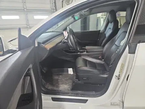 Tesla Model Y Long Range - Thumbnail 5