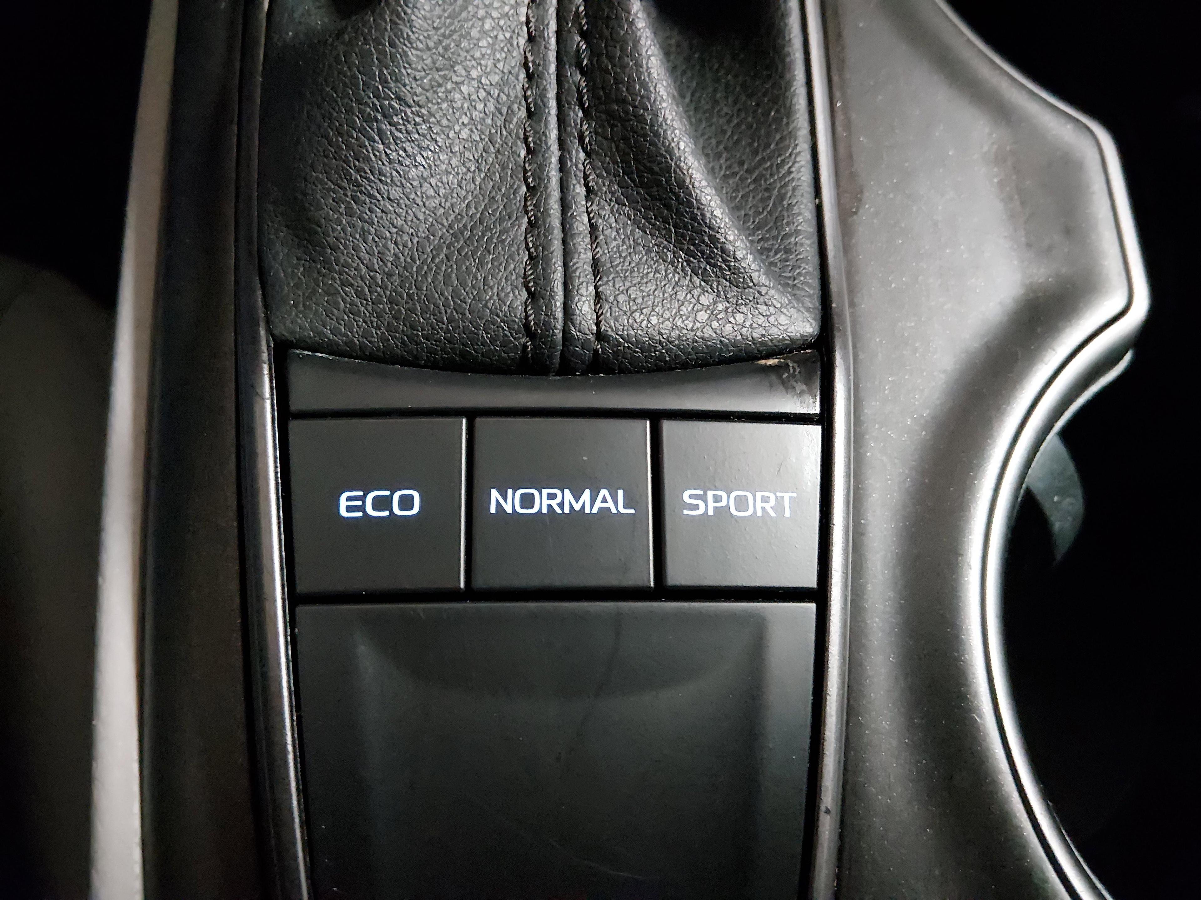 Toyota Camry Se Auto - Thumbnail 18