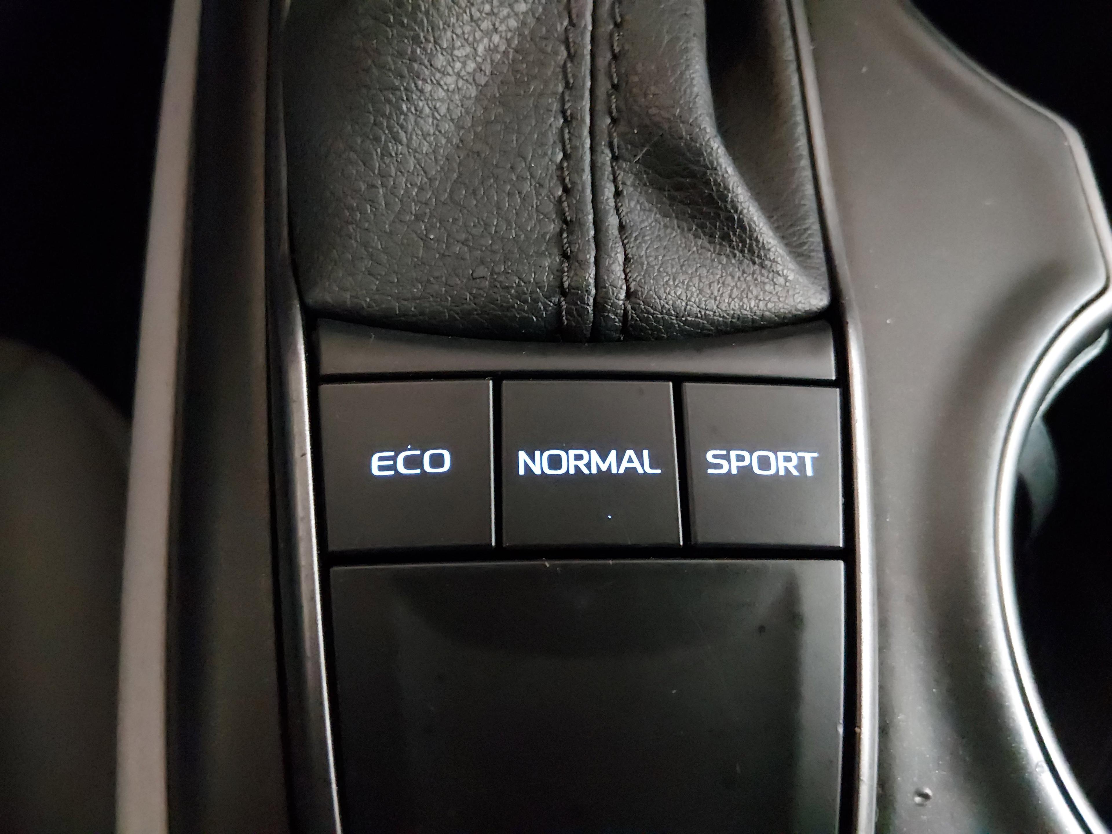 Toyota Camry Se Auto - Thumbnail 17