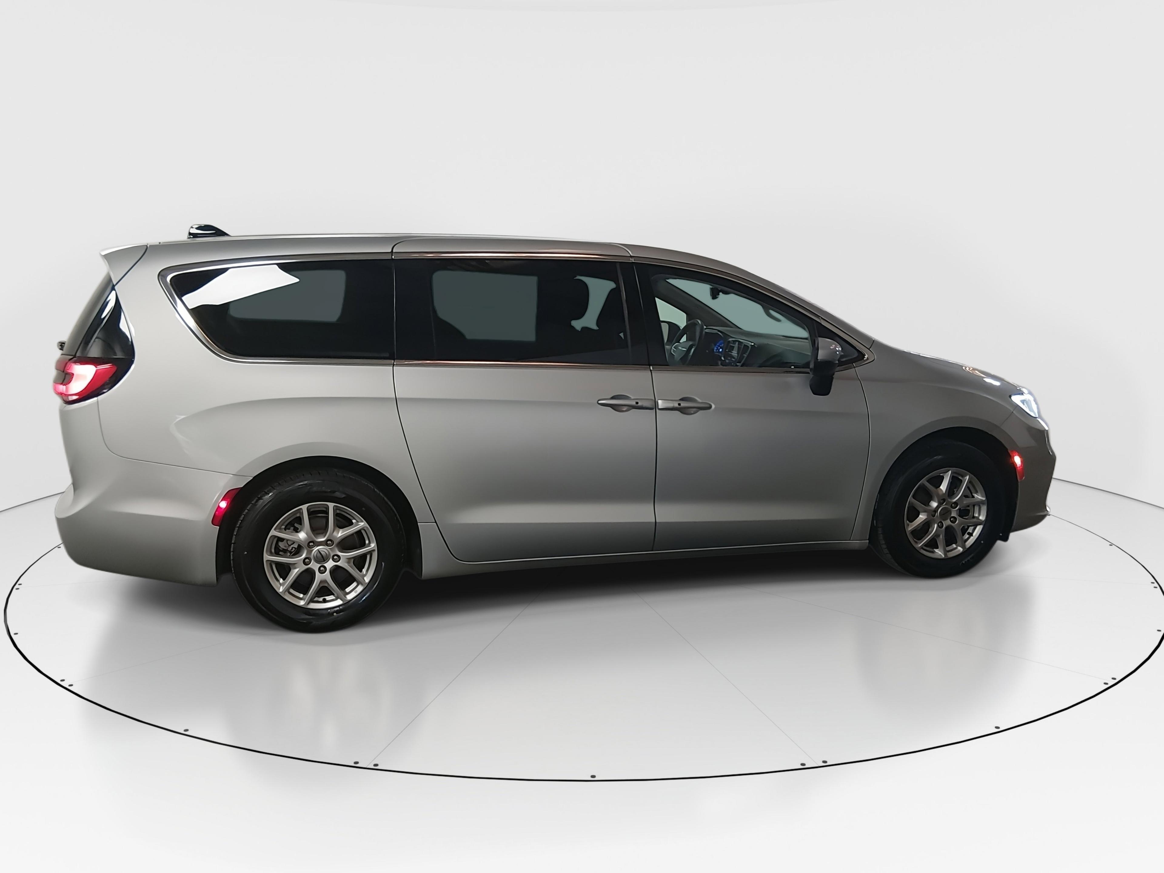 Chrysler Pacifica Touring L Fwd - Thumbnail 8
