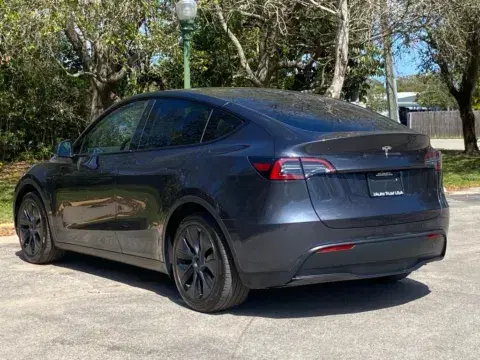 Tesla Model Y Long Range - Thumbnail 6