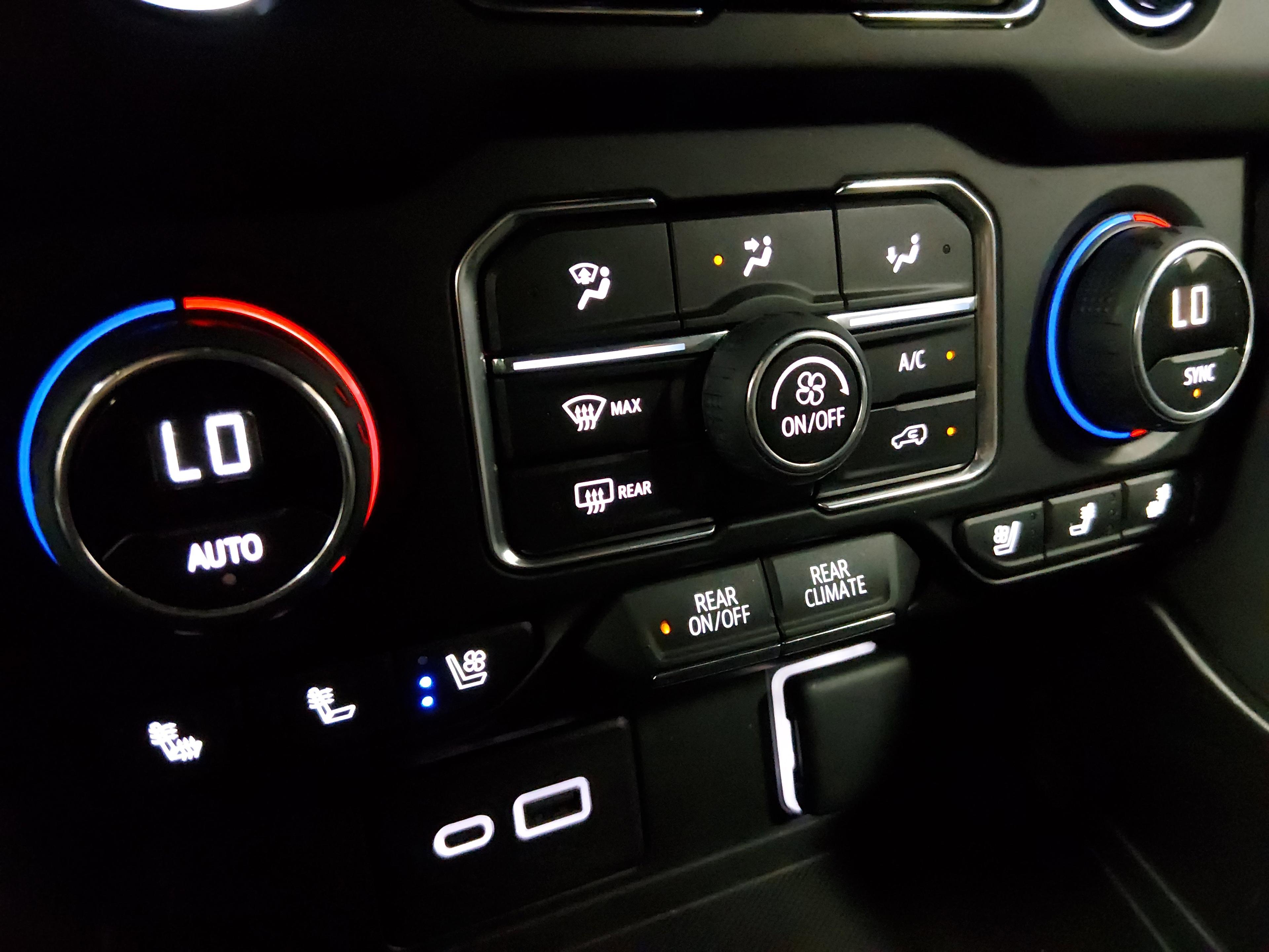 Chevrolet Suburban 2Wd 4Dr Premier - Thumbnail 19