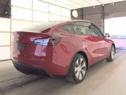Tesla Model Y Long Range - Thumbnail 6