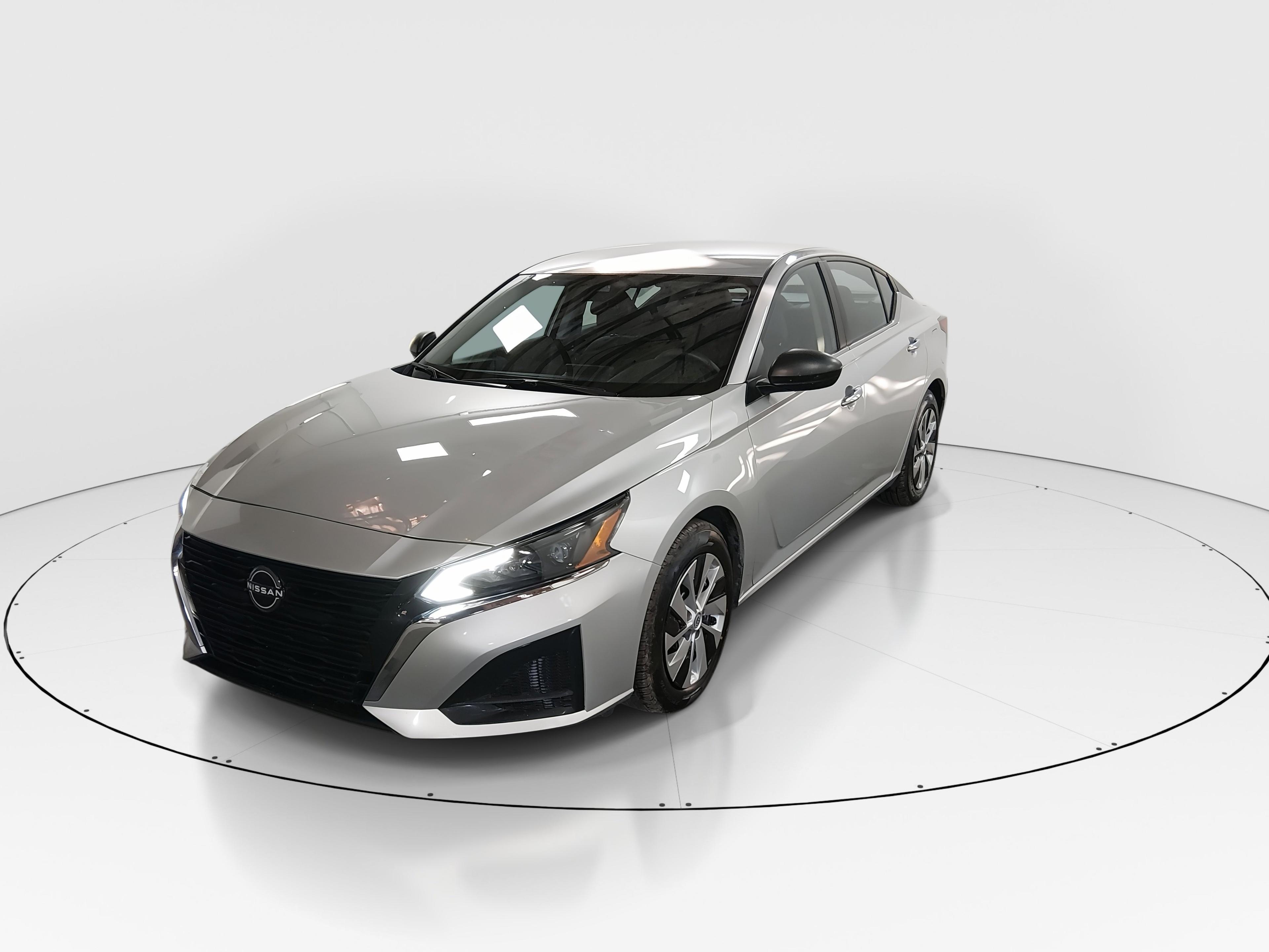 Nissan Altima 2.5 S Sedan - Thumbnail 3