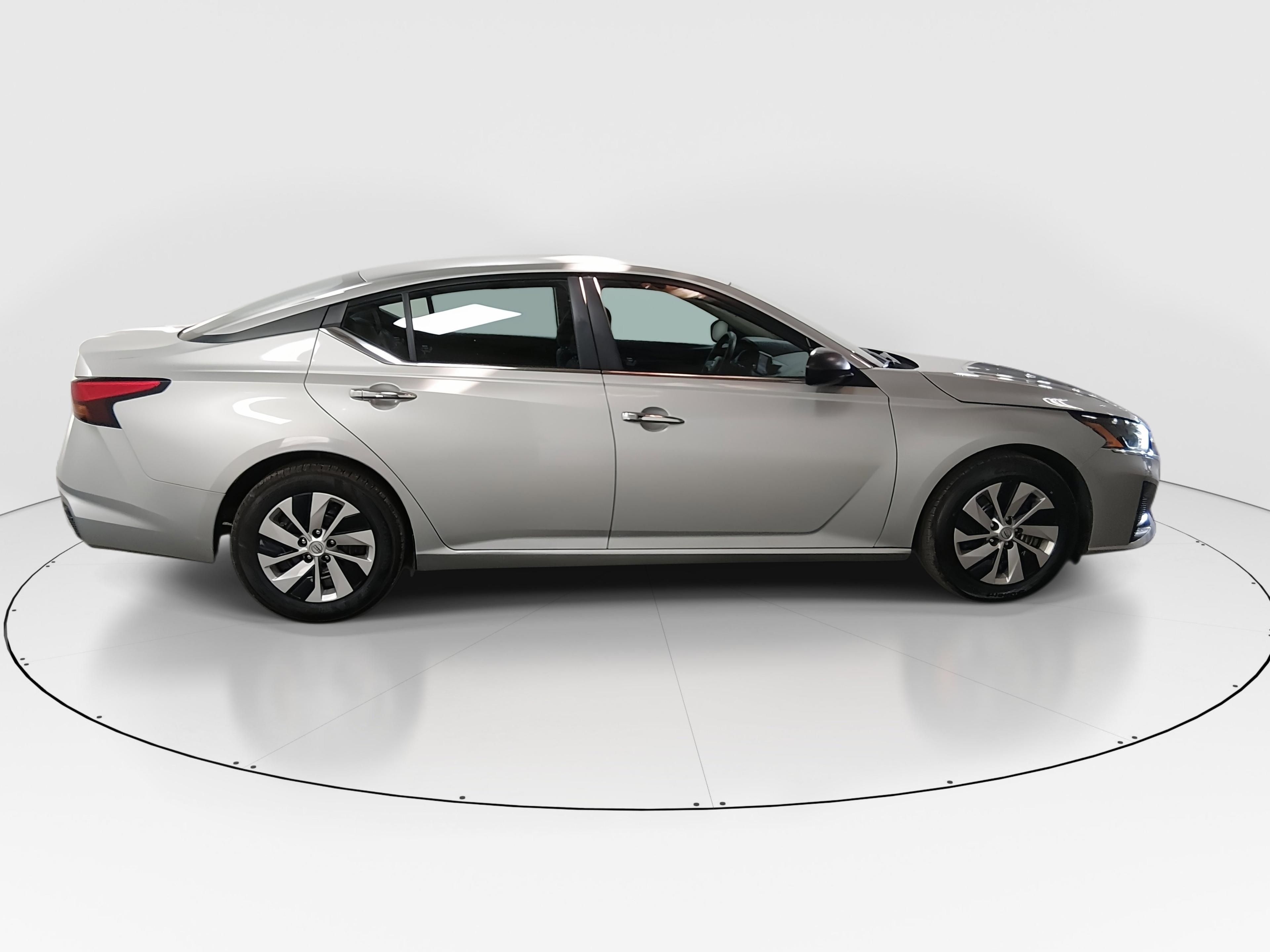 Nissan Altima 2.5 S Sedan - Thumbnail 8