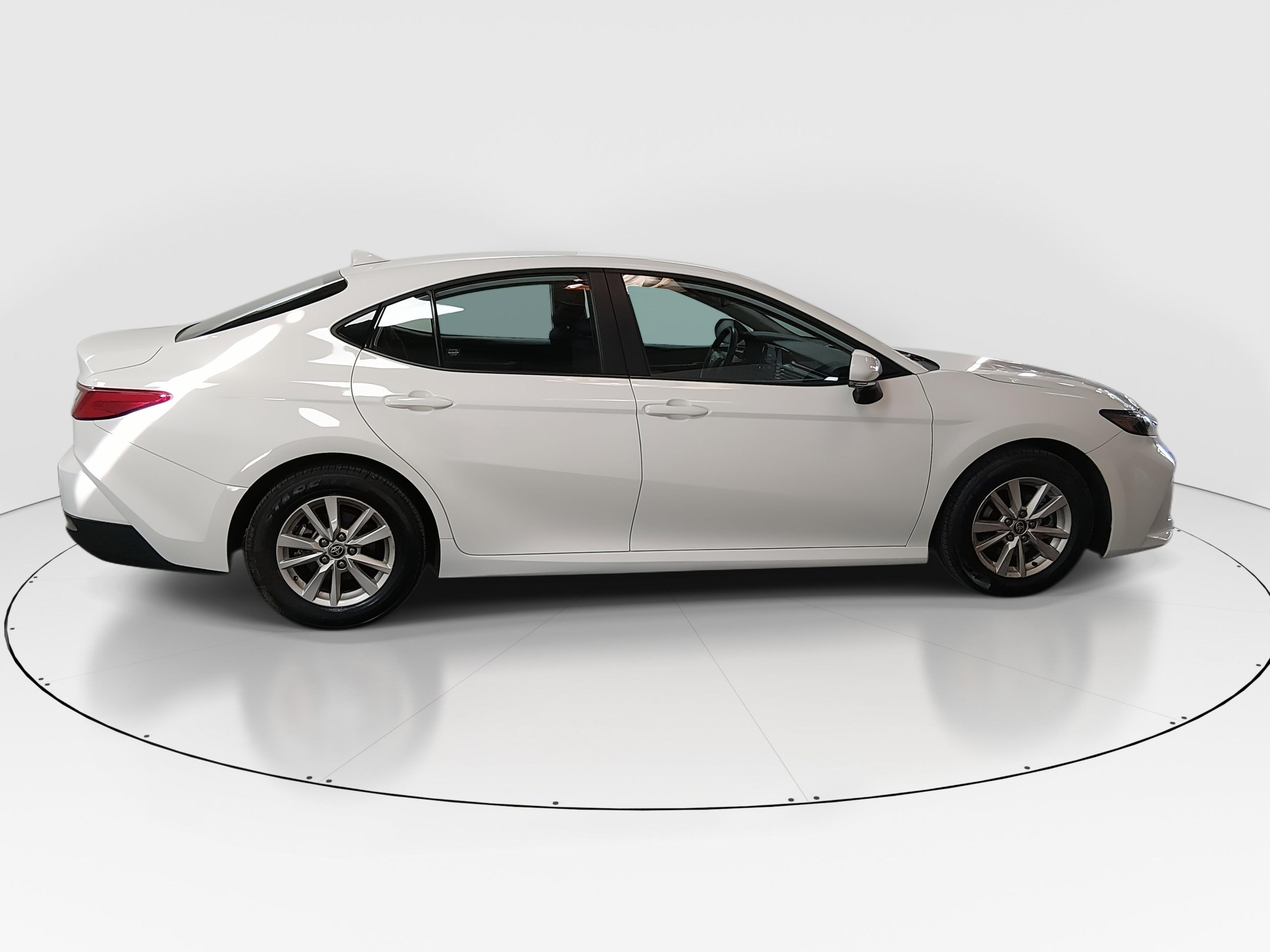 Toyota Camry Le - Thumbnail 8