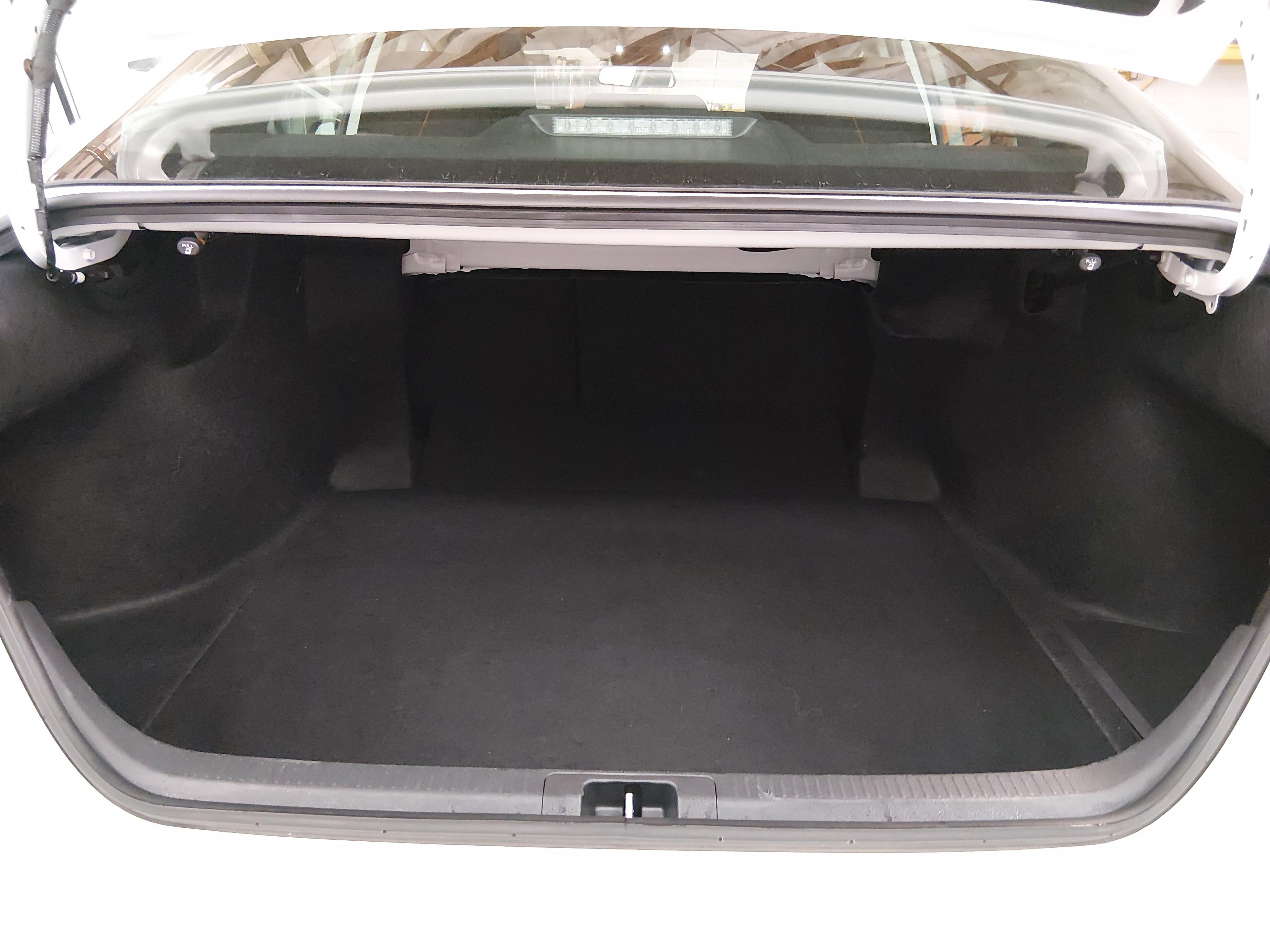 Toyota Camry Le - Thumbnail 11