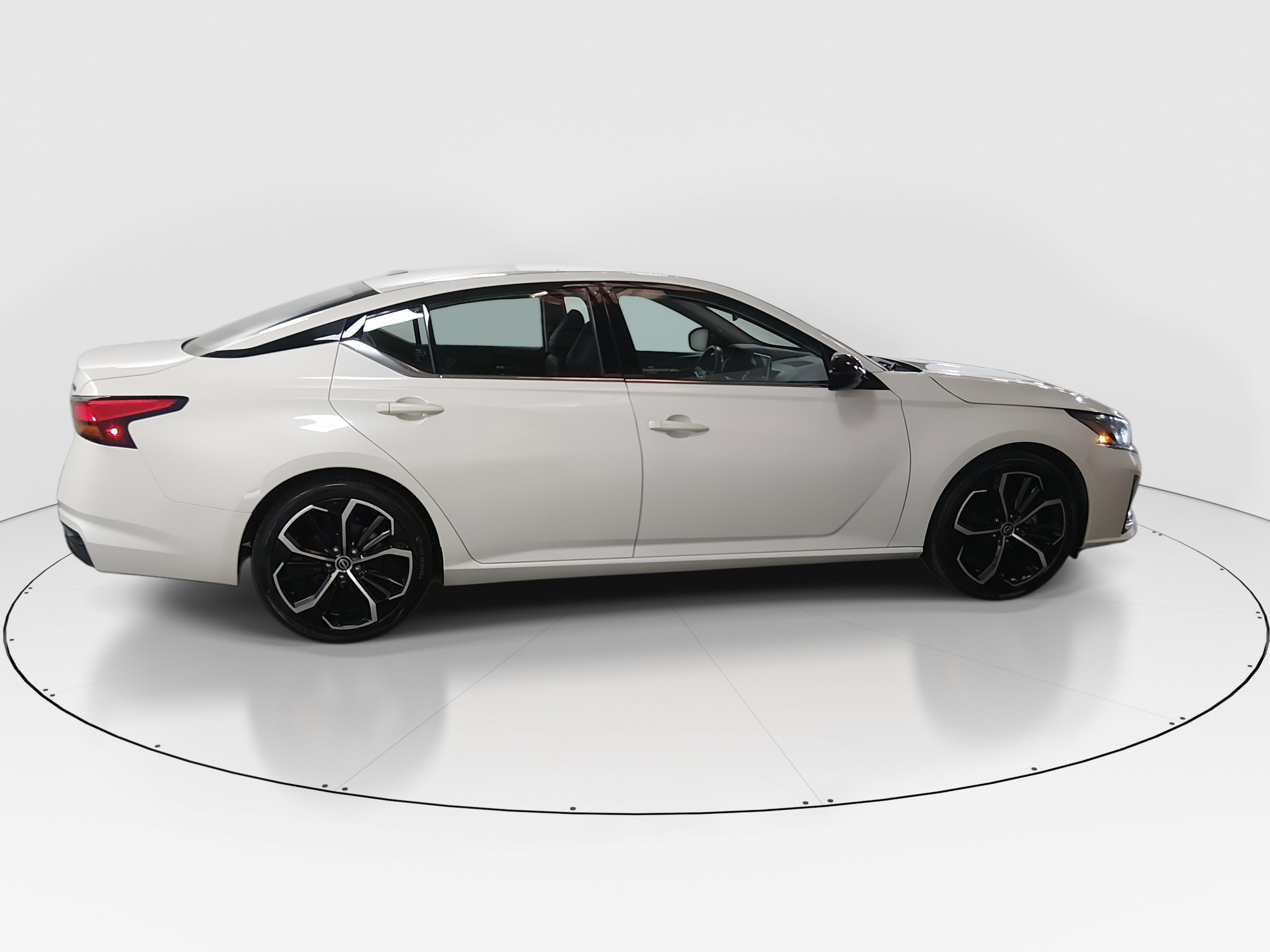 Nissan Altima 2.5 Sr Sedan - Thumbnail 8