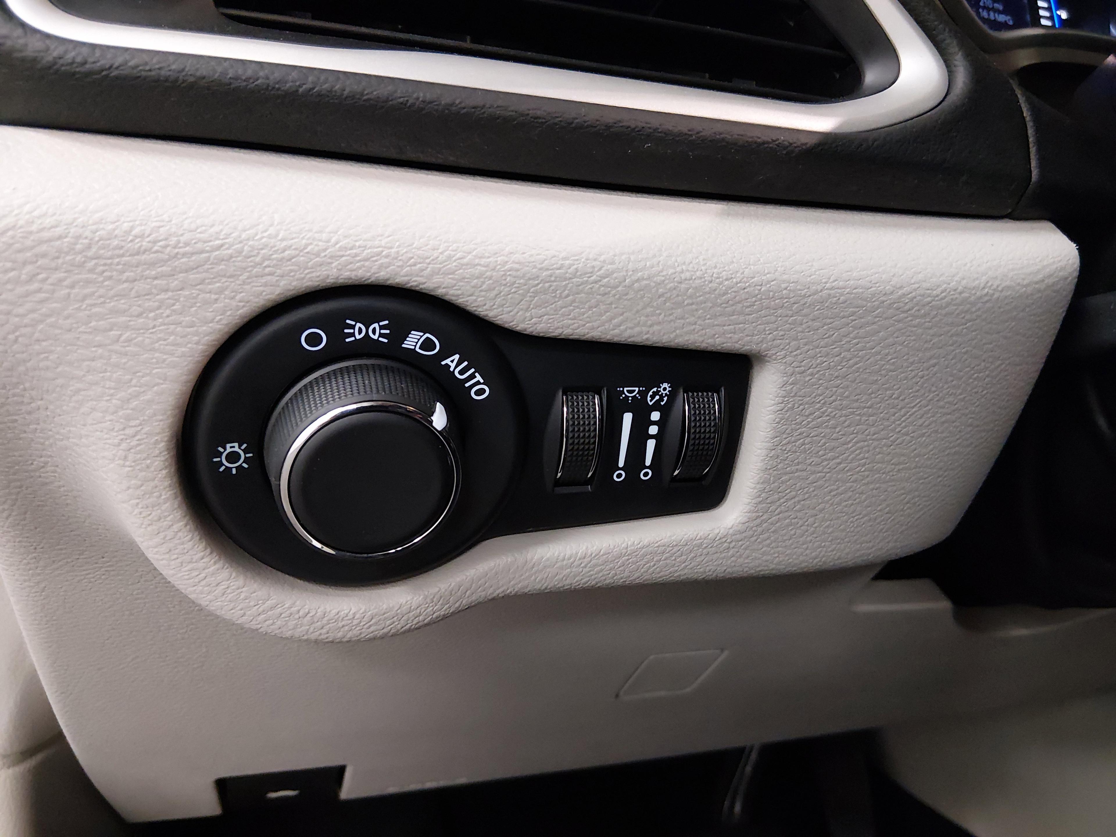 Chrysler Voyager Lx Fwd - Thumbnail 13