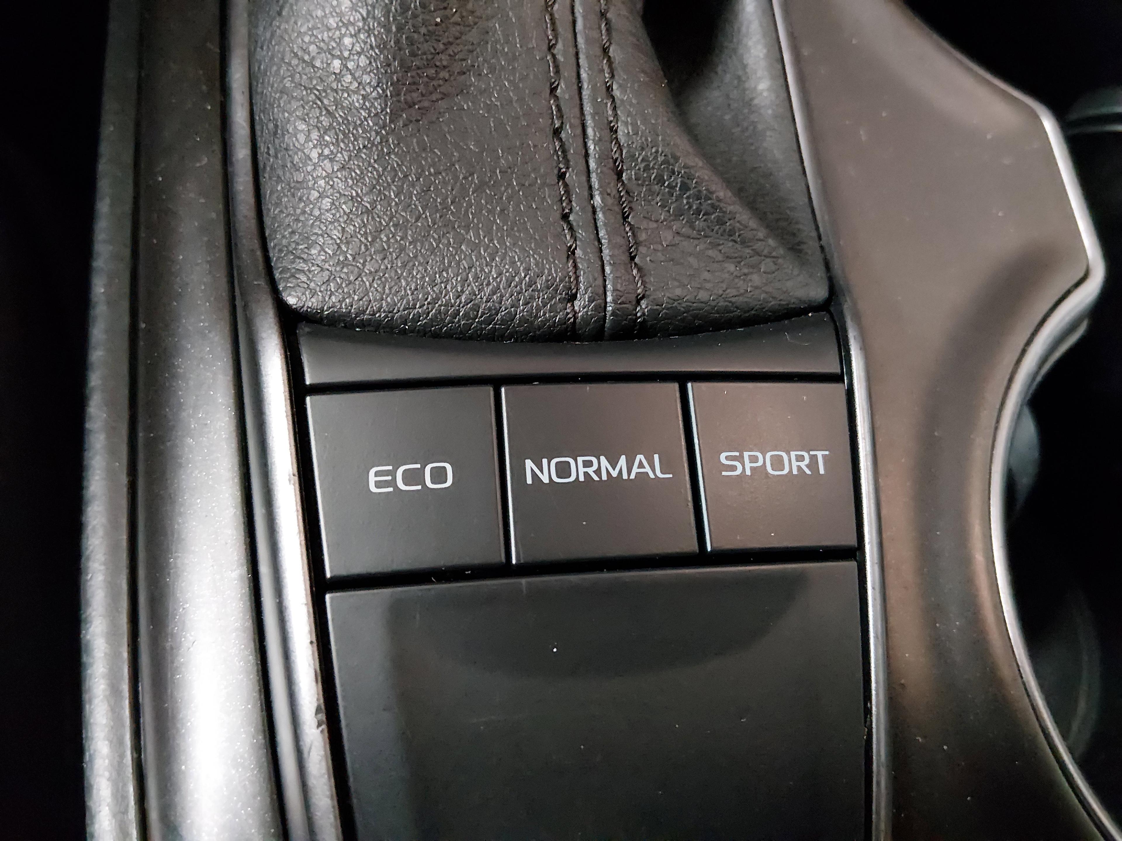 Toyota Camry Se Auto - Thumbnail 17