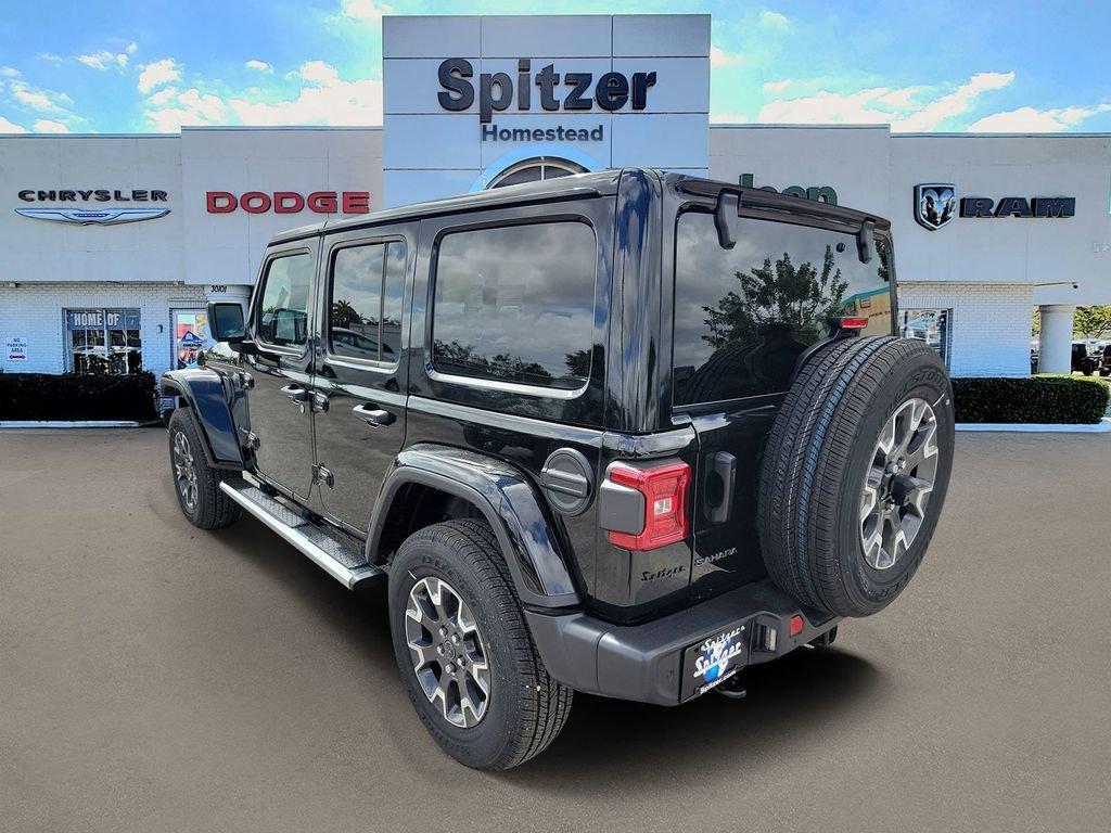 Jeep Wrangler 4-Door Sahara - Thumbnail 4