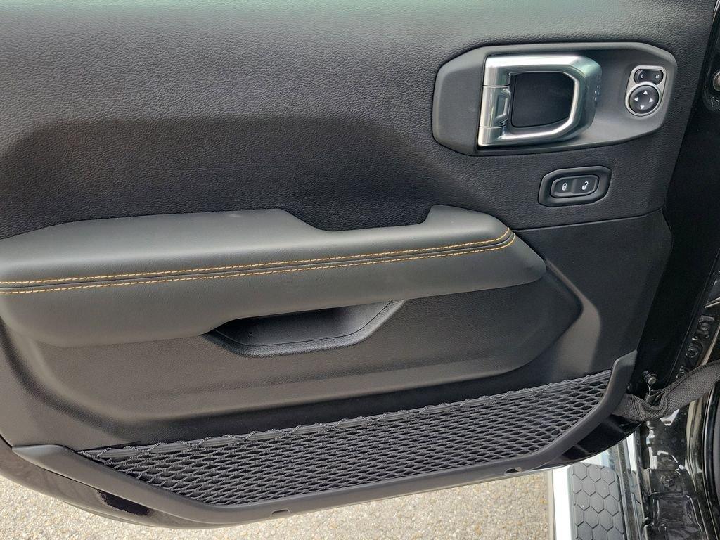 Jeep Wrangler 4-Door Sahara - Thumbnail 18