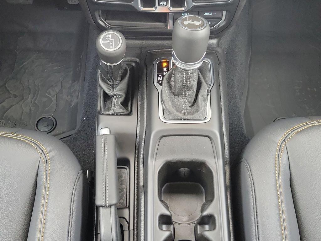 Jeep Wrangler 4-Door Sahara - Thumbnail 17