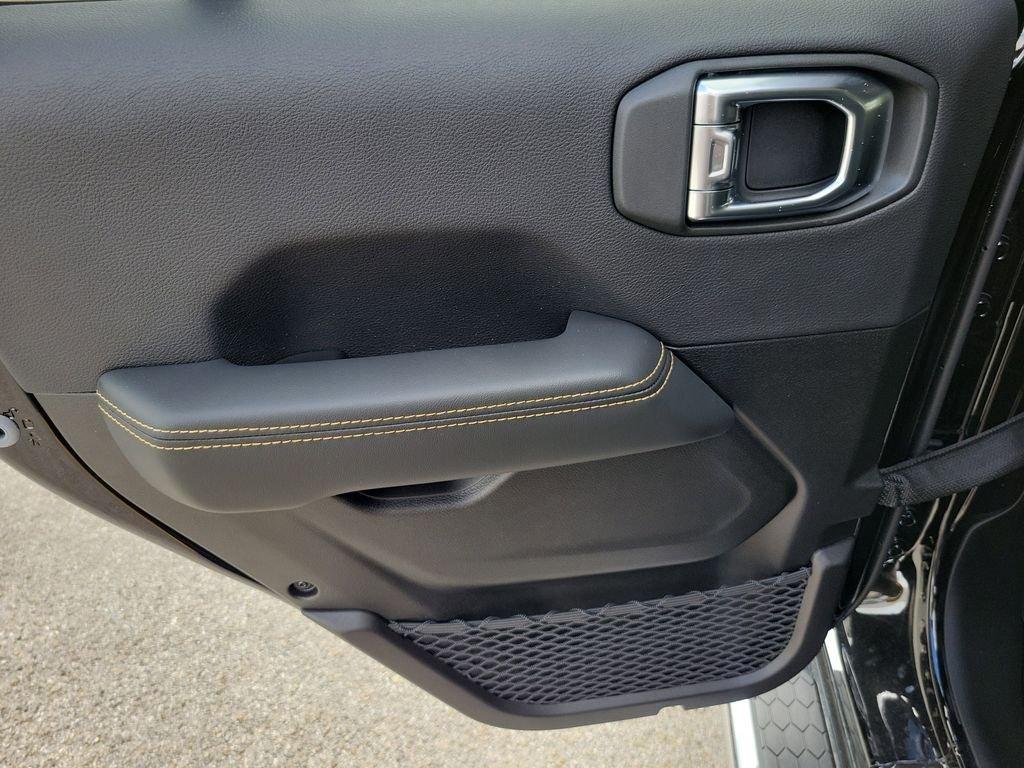 Jeep Wrangler 4-Door Sahara - Thumbnail 9