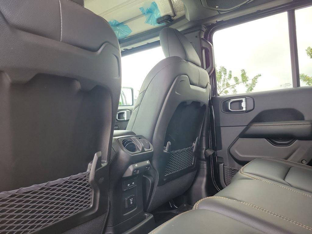 Jeep Wrangler 4-Door Sahara - Thumbnail 12