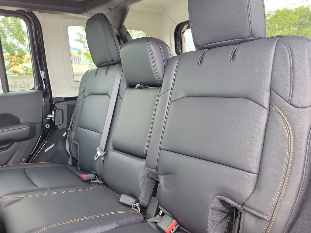 Jeep Wrangler 4-Door Sahara - Thumbnail 10