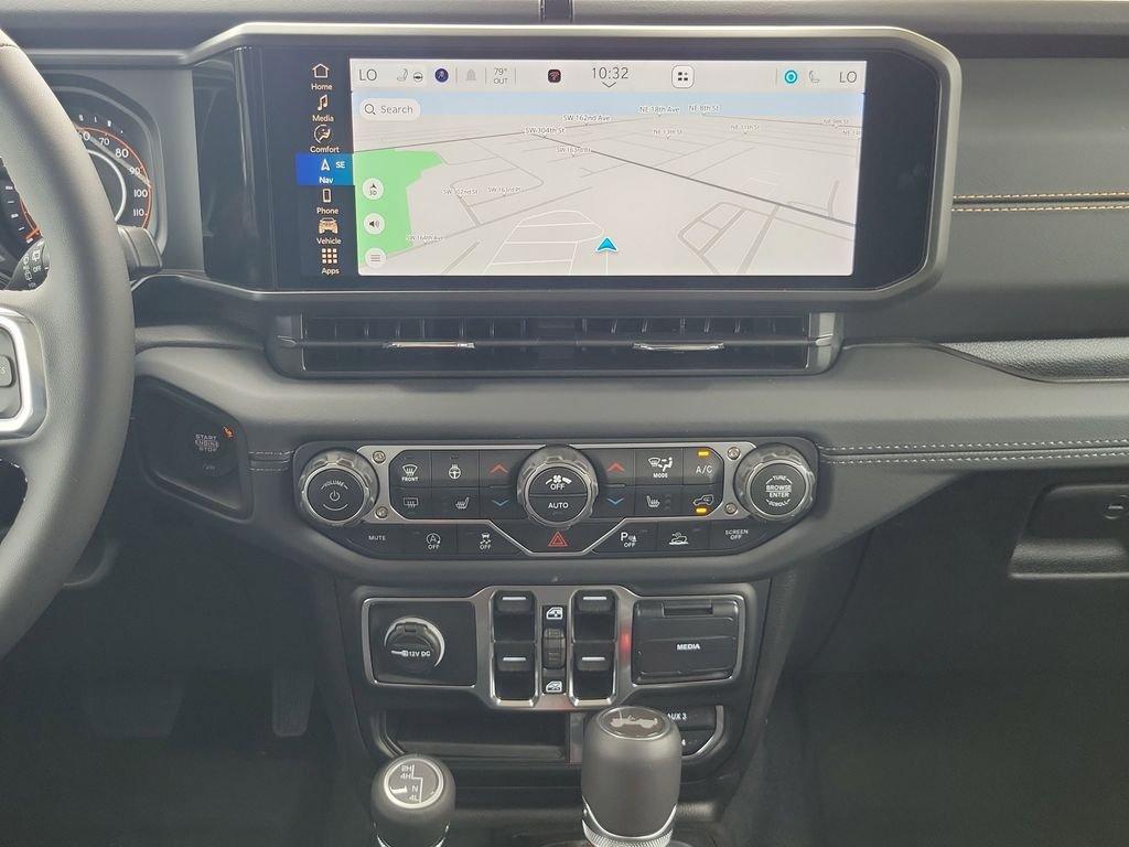 Jeep Wrangler 4-Door Sahara - Thumbnail 16