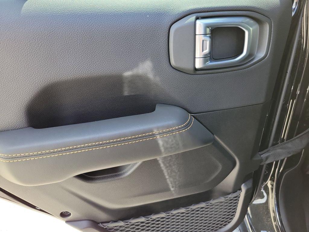 Jeep Wrangler 4-Door Sahara - Thumbnail 9