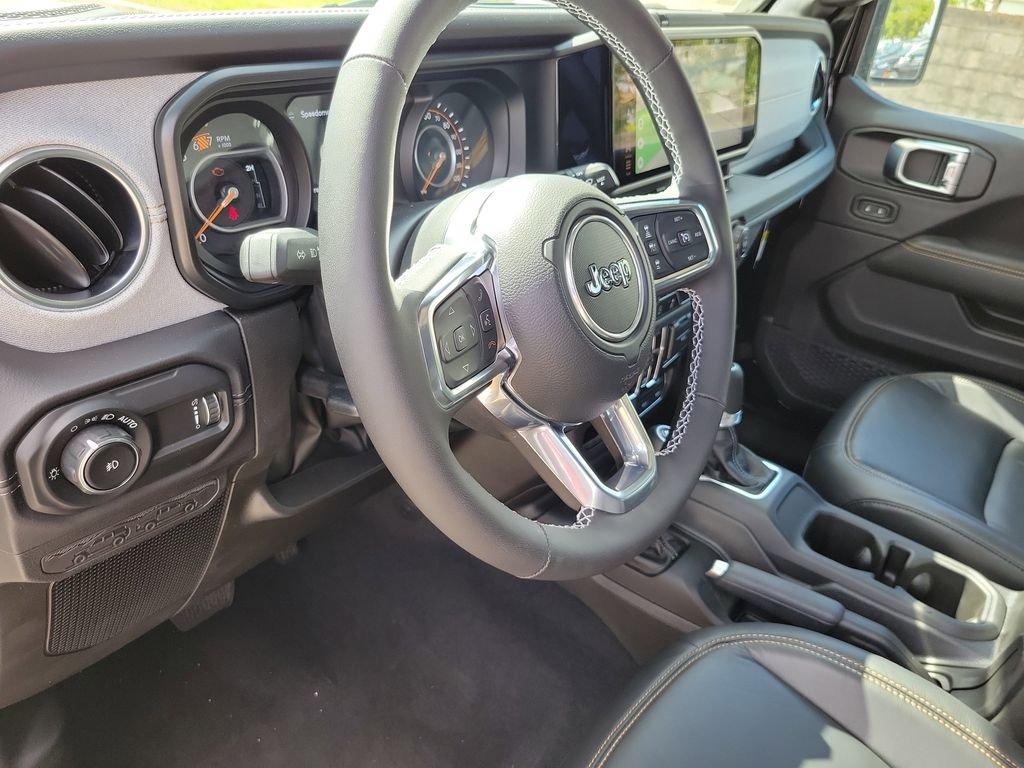 Jeep Wrangler 4-Door Sahara - Thumbnail 20