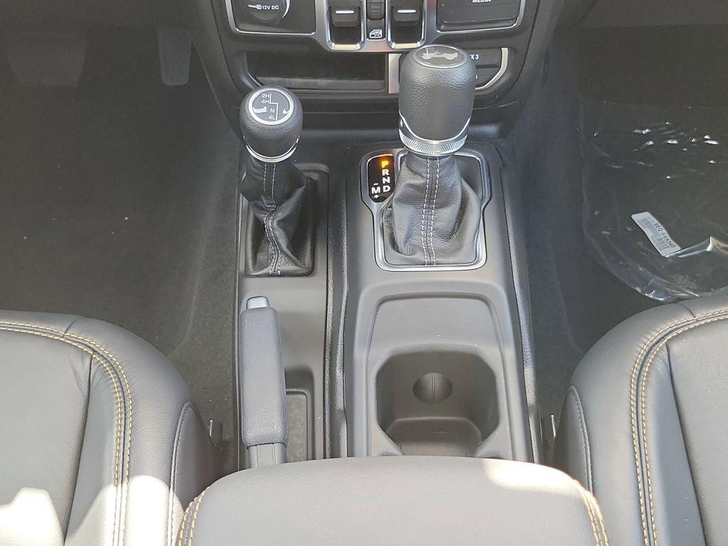 Jeep Wrangler 4-Door Sahara - Thumbnail 17